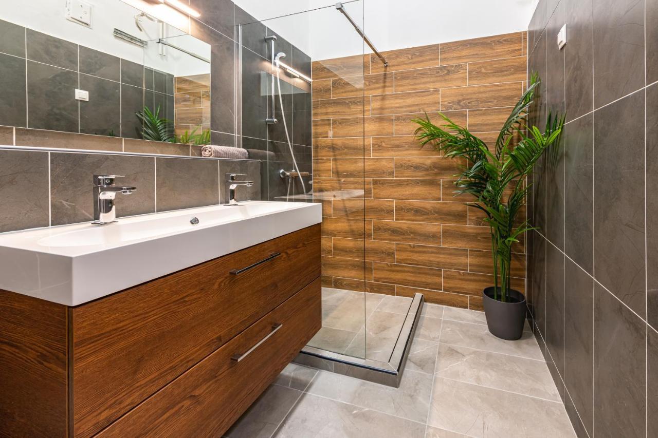 Deluxe Kazincy Apartment In The Heart Of บูดาเปสต์ ภายนอก รูปภาพ
